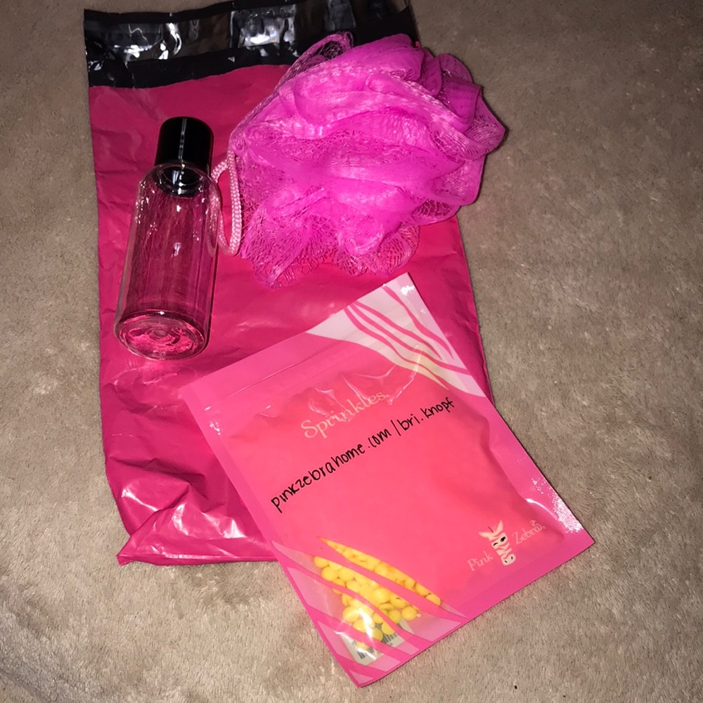 Pink mesh shower sponge travel bottle and sprinkles 💕